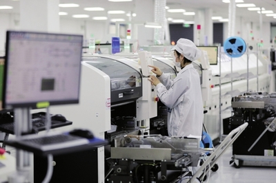 近年來,安徽省淮北市以長三角一體化發(fā)展為契機(jī),相繼引進(jìn)電子信息、裝備制造、新能源、新材料等產(chǎn)業(yè)項(xiàng)目,為當(dāng)?shù)亟?jīng)濟(jì)轉(zhuǎn)型發(fā)展提供有力支撐。圖為在淮北市烈山經(jīng)濟(jì)開發(fā)區(qū)一家智能控制器生產(chǎn)企業(yè),工人在車間內(nèi)忙碌。新華社